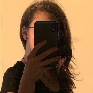 Meet your Posher, Élikia